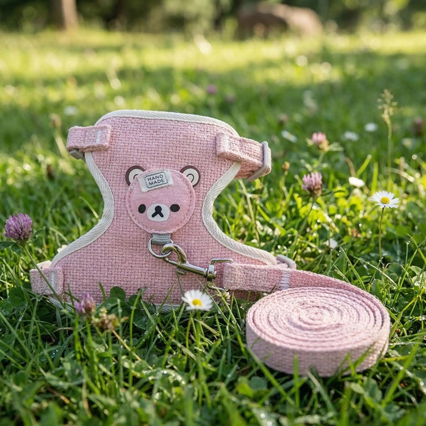 harnais chien rose herbe 